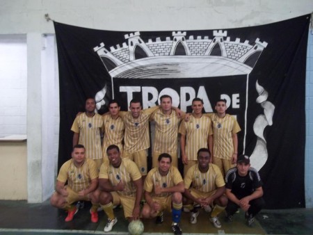 Em pe: Jorge, Andre, Rafael, Luciano, Feio e Wagninho. Agachados: Edinho, Jhonny, Jefferson, Dunga e Amos.