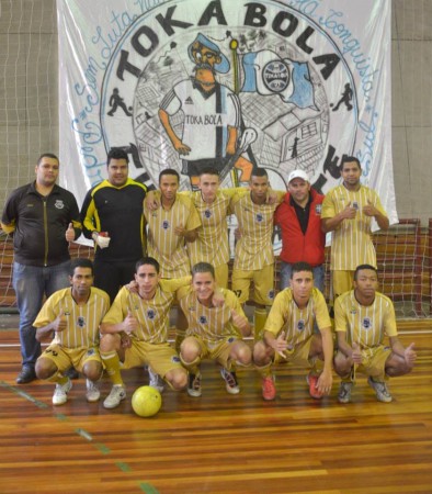 FESTIVAL TOKA BOLA - Em pe: Edinho, Fabricio, Wallace, Filipi, Edinho Beiço, Jeferson Monstro e Jefferson. Agachados: Guilherme, Rafael Cocao, Pi, Luciano e Oreia.